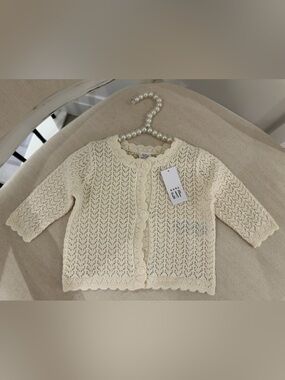 🦢 0~3 Mth GAP Ivory~Cream Scalloped Knit 100% Cotton Baby Cardigan NWT